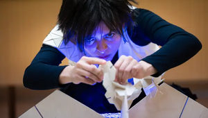 Camila Cordero in „auf see“ Camila Cordero als Yada im Klassenzimmerstück „auf see“ am Theater für Niedersachsen
